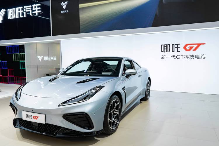 重庆293哪吒汽车在智能汽车领域的表现，领途汽车在新能源汽车市场中的影响力